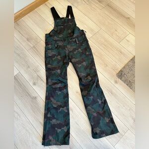 Camouflage Women's Overalls  686 WOMEN'S GOSSIP BIB SNOWBOARD PANTS S